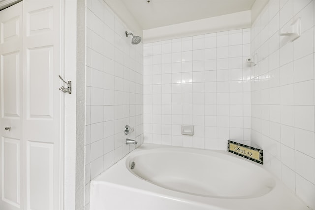 bathroom featuring tiled shower / bath