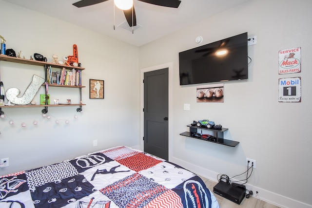 bedroom with ceiling fan