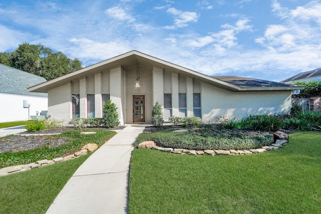 view of front of home with a front lawn