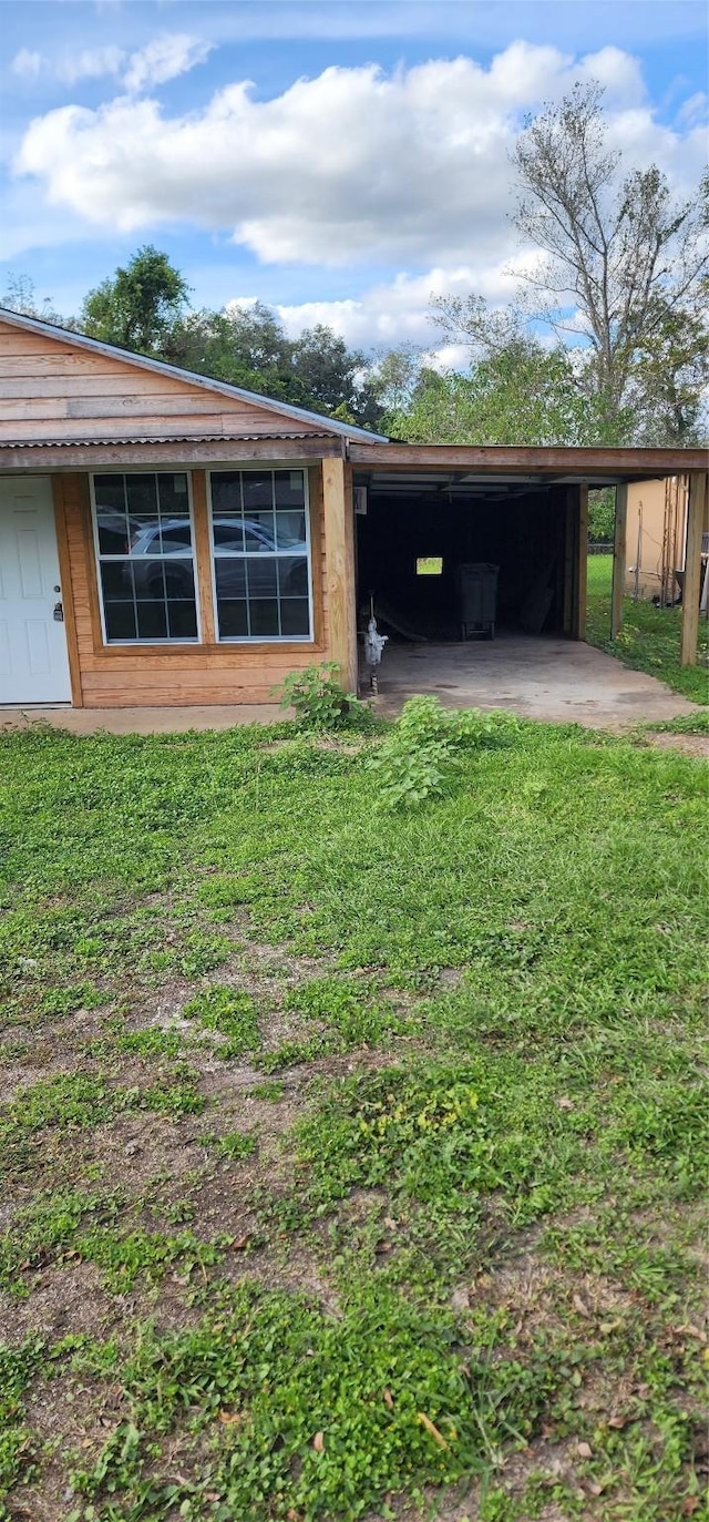 view of front of home featuring a front yard and a carport