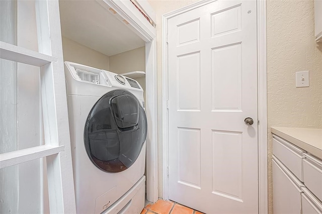 laundry room featuring washer / dryer and light tile patterned floors