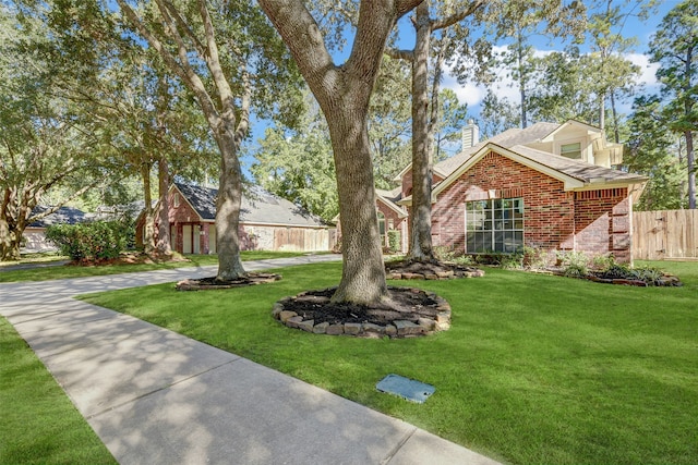 view of front of property featuring a front yard