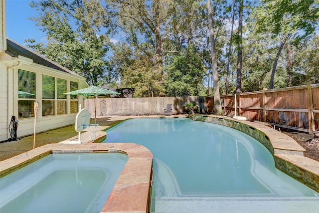 view of pool featuring an in ground hot tub