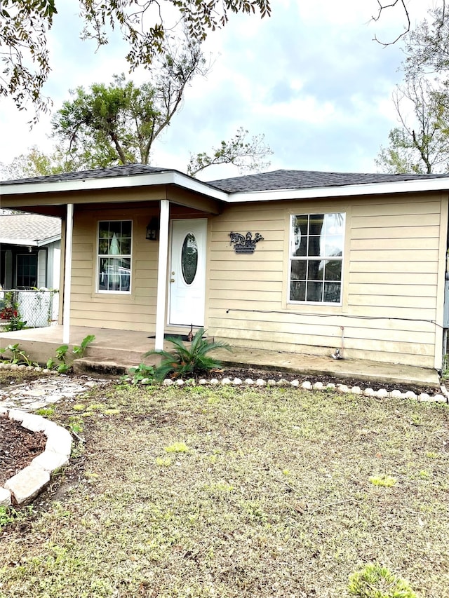 ranch-style home featuring covered porch