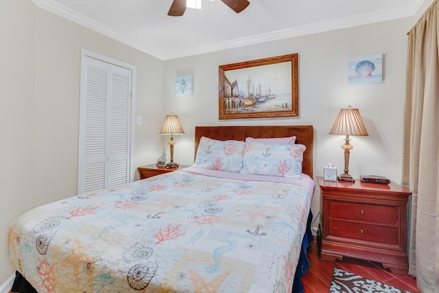 bedroom with ceiling fan, dark hardwood / wood-style floors, crown molding, and a closet