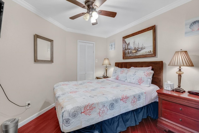 bedroom featuring ceiling fan, a closet, crown molding, and dark hardwood / wood-style floors