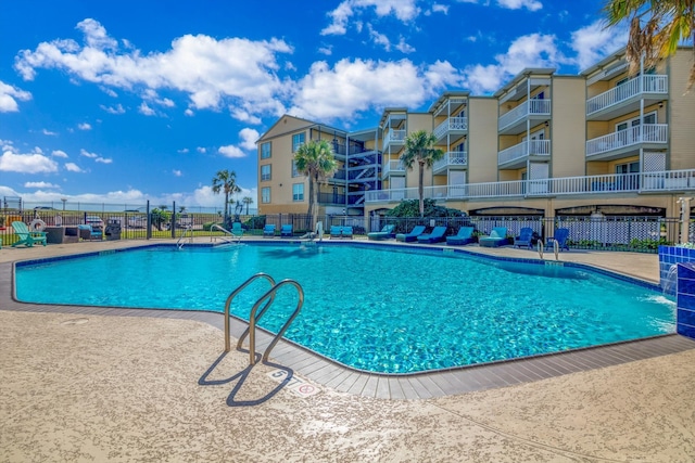 view of swimming pool featuring pool water feature