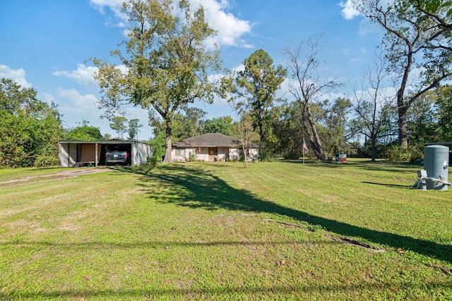 view of yard with an outbuilding