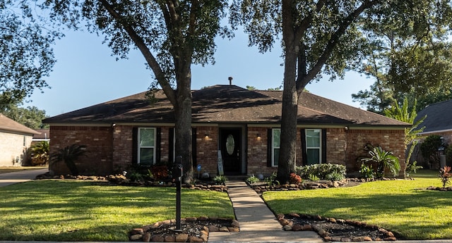 single story home with a front lawn