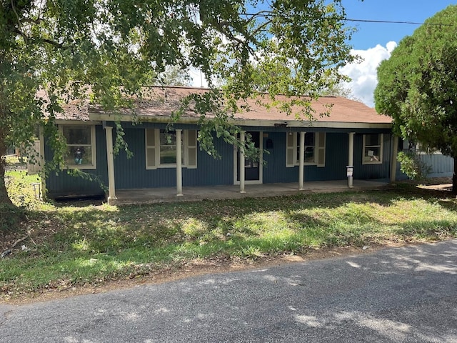 single story home with a porch