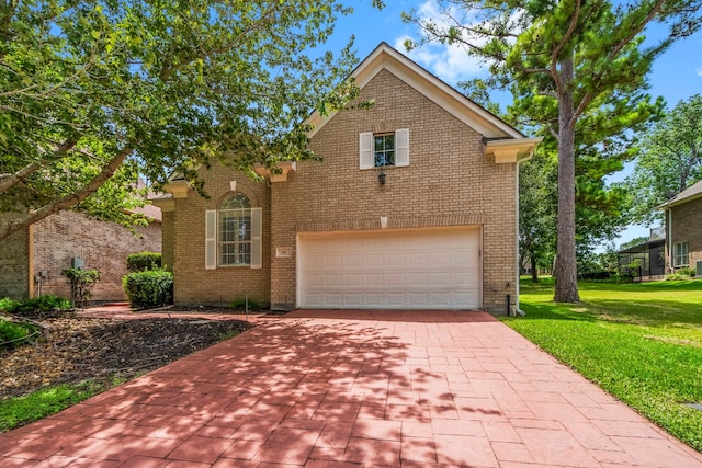 view of front property featuring a front lawn and a garage