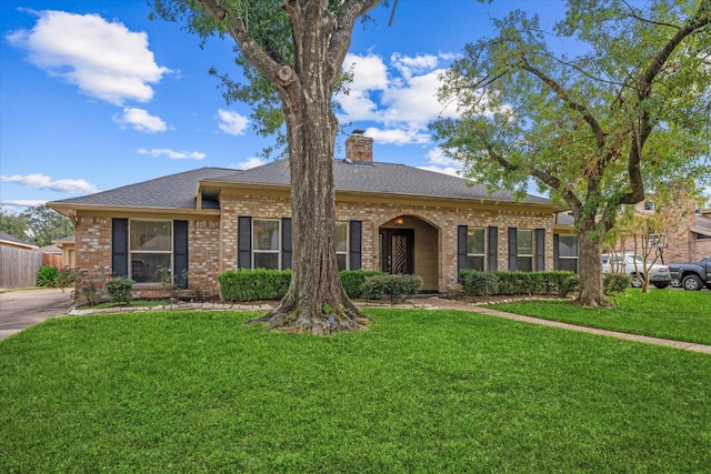 single story home featuring a front yard