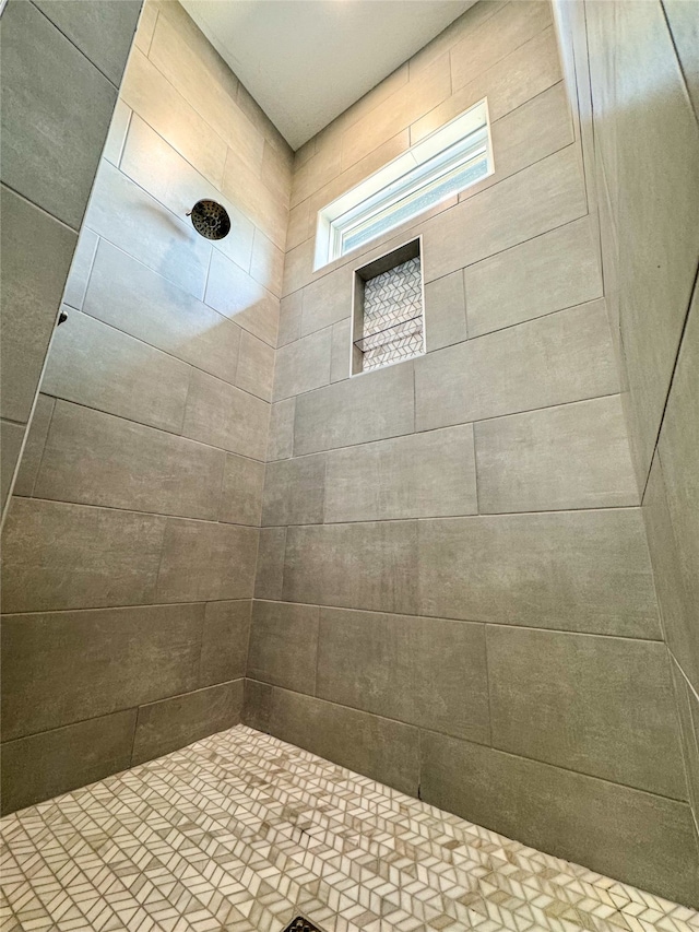 bathroom featuring a tile shower