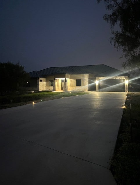 view of front facade featuring a garage