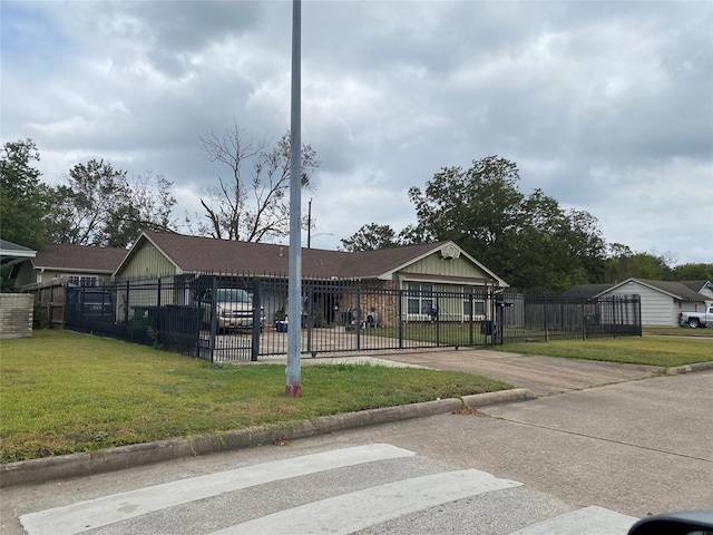 view of front of property featuring a front lawn