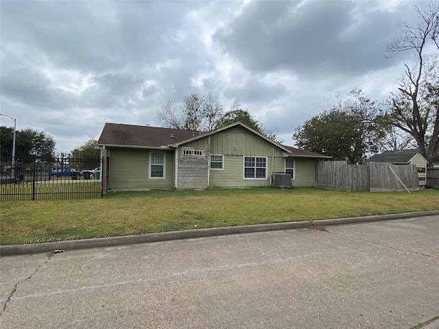 view of front facade featuring a front lawn