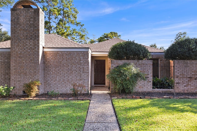 view of front of house featuring a front lawn