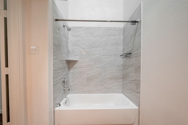 bathroom featuring tiled shower / bath combo