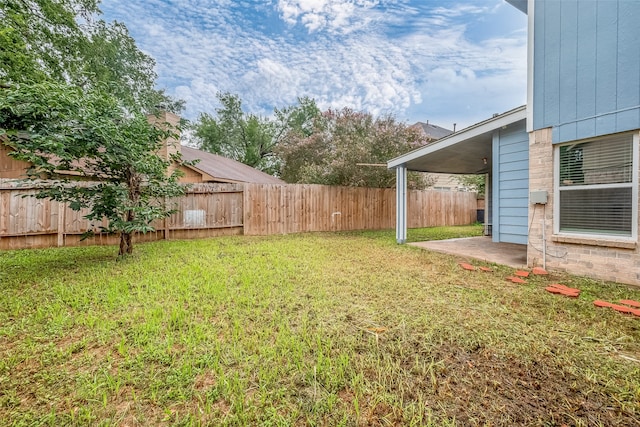 view of yard featuring a patio area