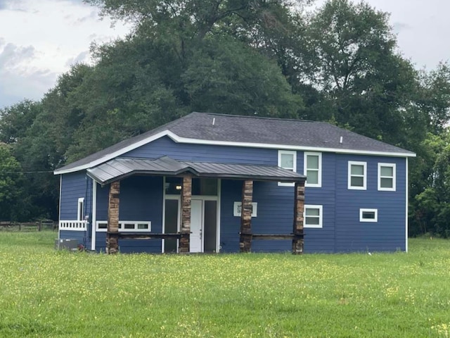 view of front facade with a front lawn and covered porch