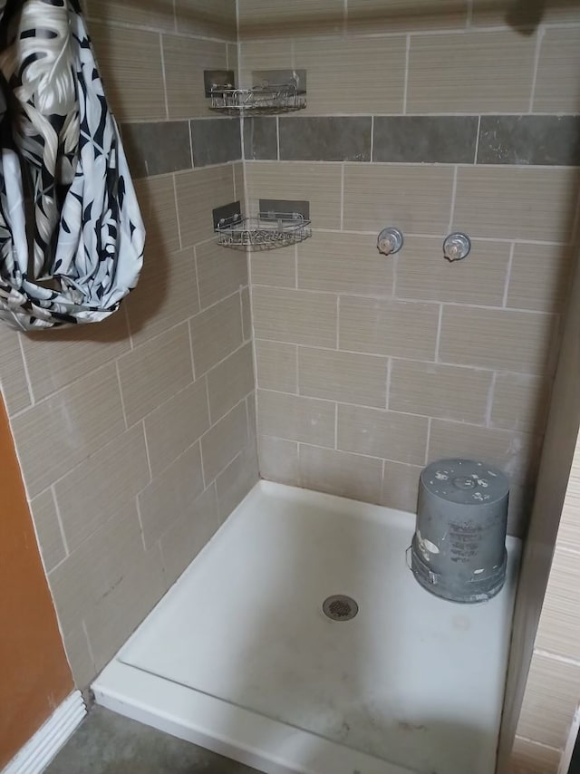 bathroom with a tile shower