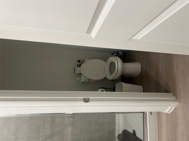 bathroom featuring ornamental molding