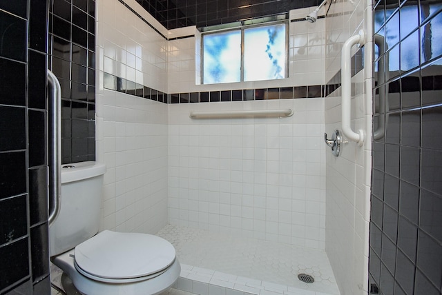 bathroom with toilet and a tile shower