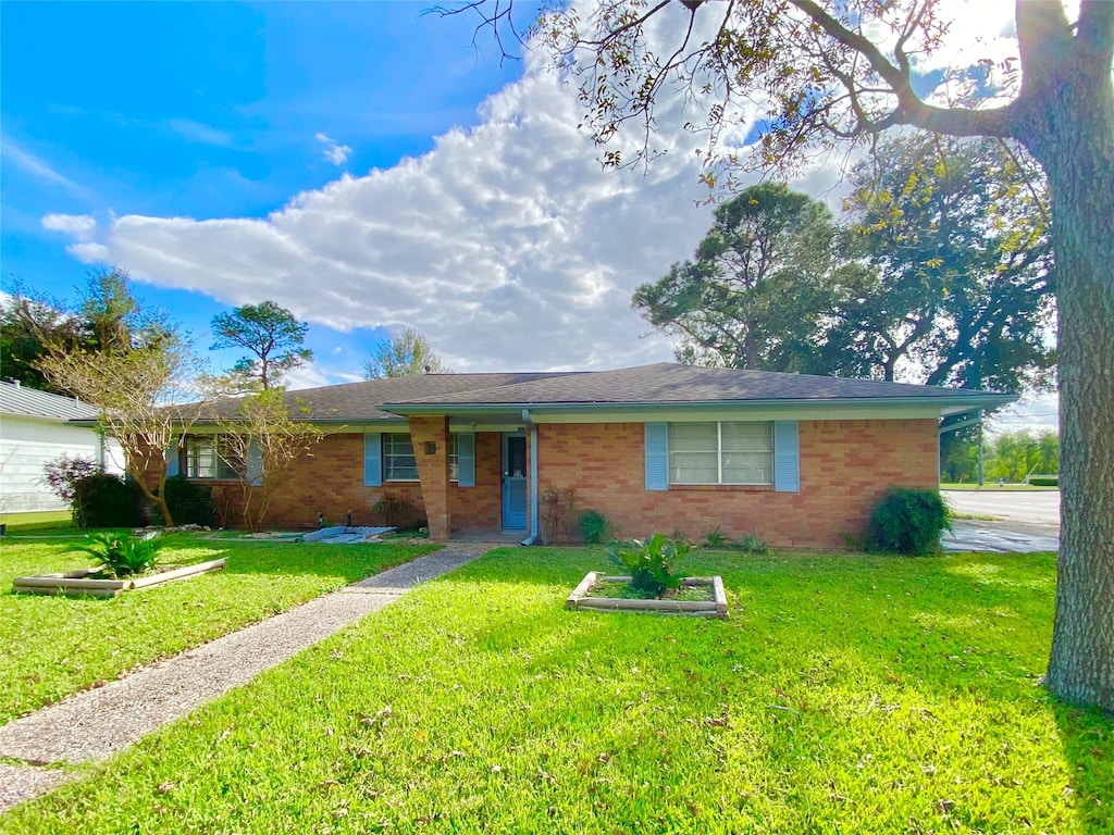 single story home featuring a front lawn