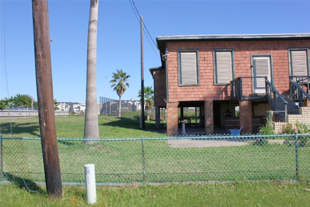 view of front of property featuring fence and a front lawn