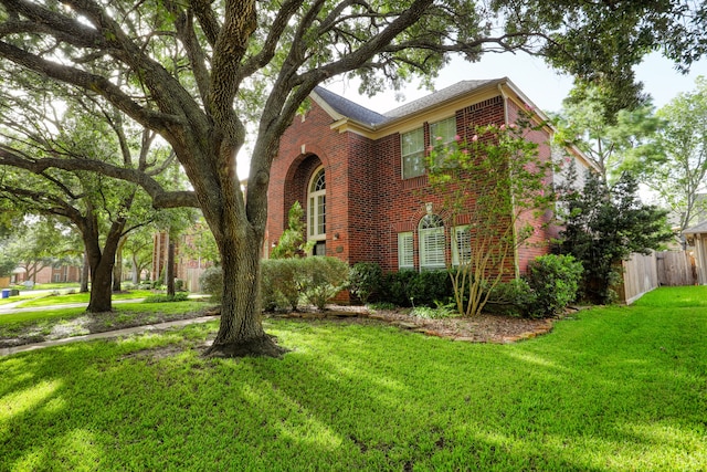 view of front of property featuring a front lawn