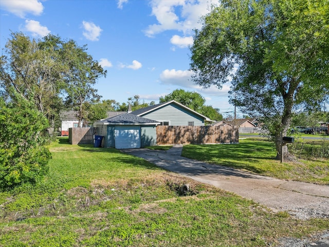 view of front facade with a front yard