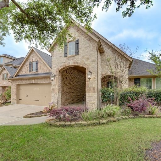 view of front of house featuring a front yard and a garage