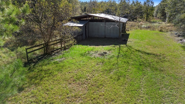 view of yard featuring an outdoor structure