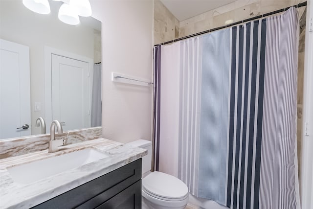 bathroom featuring a shower with curtain, vanity, and toilet