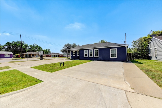 view of front of property featuring a front yard