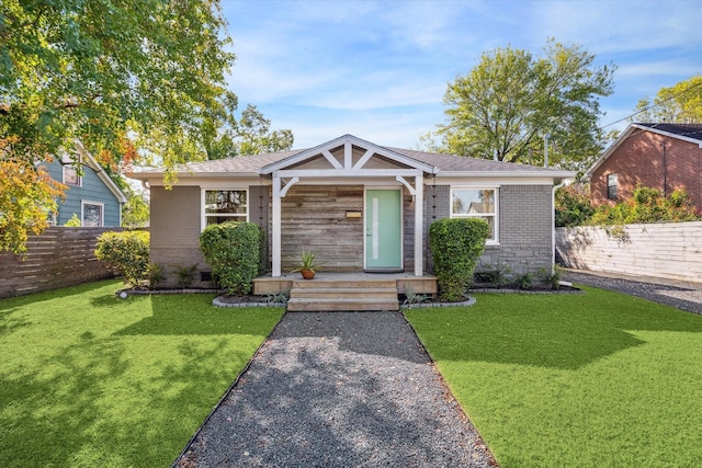 view of front of home featuring a front lawn