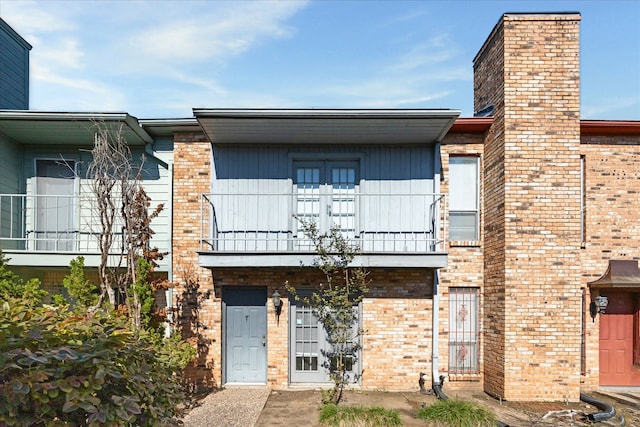 view of front of property with a balcony