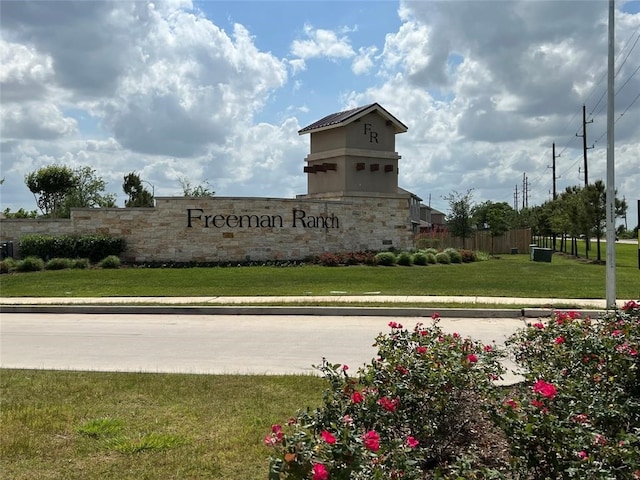 community sign with a yard