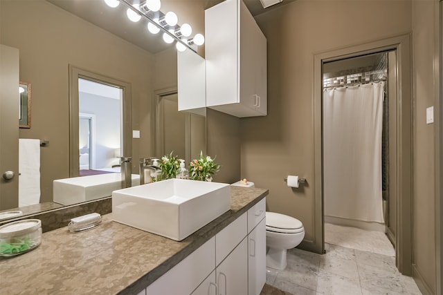 bathroom featuring a shower with curtain, vanity, and toilet