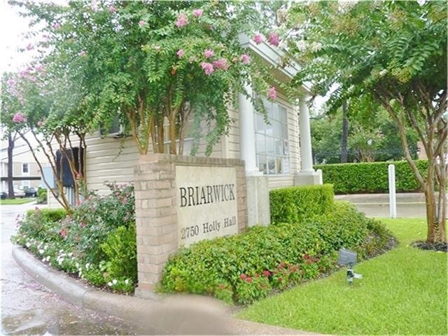 view of community / neighborhood sign