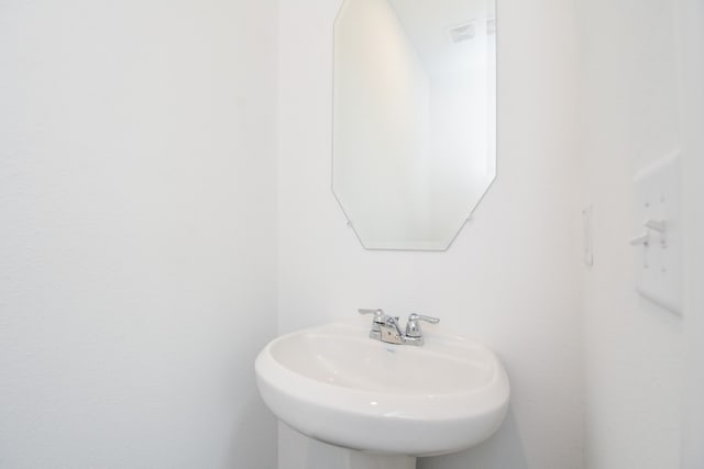 bathroom featuring sink