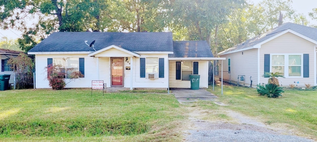 view of front of house featuring a front lawn