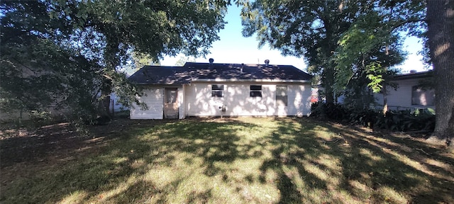 back of house featuring a yard