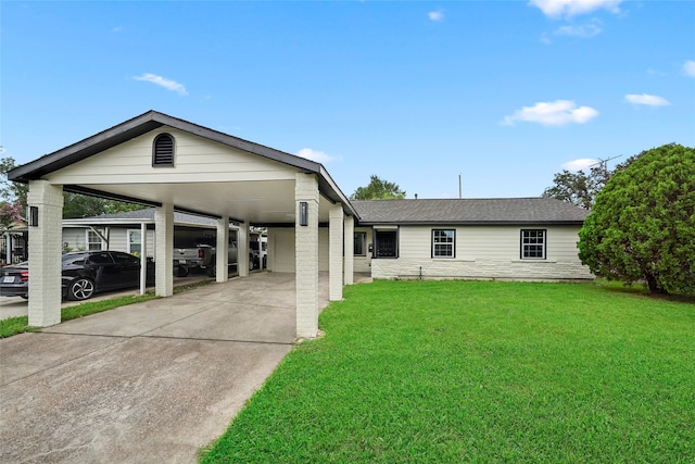 view of front of house featuring a carport and a front yard