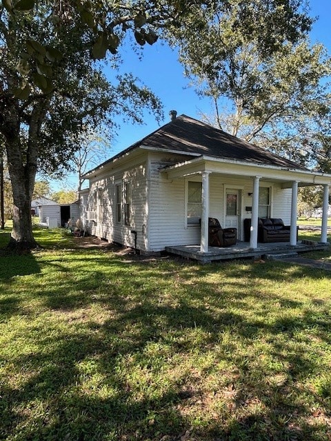 view of front facade featuring a front yard