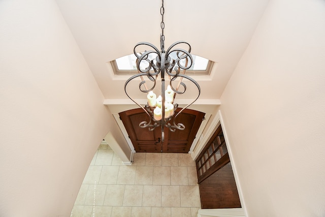 room details featuring a chandelier