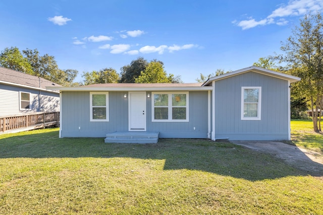 view of front of home featuring a front lawn