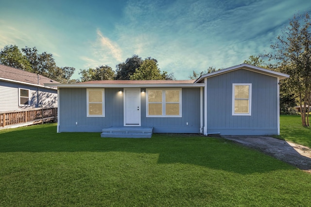 view of front of property with a front yard