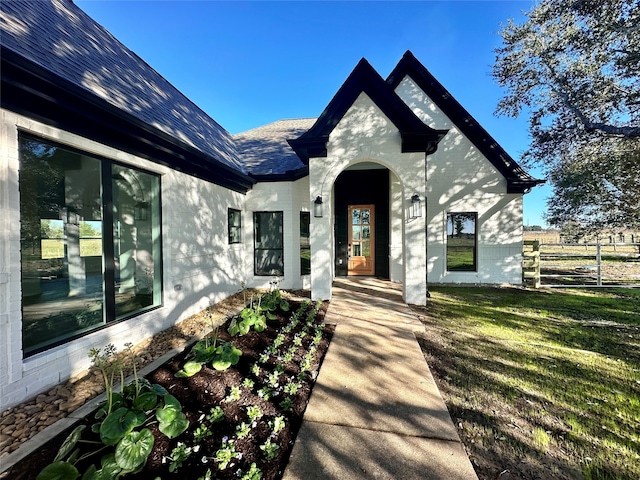 view of front of property featuring a front yard