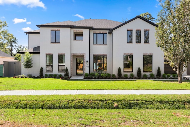 view of front of property featuring a front yard